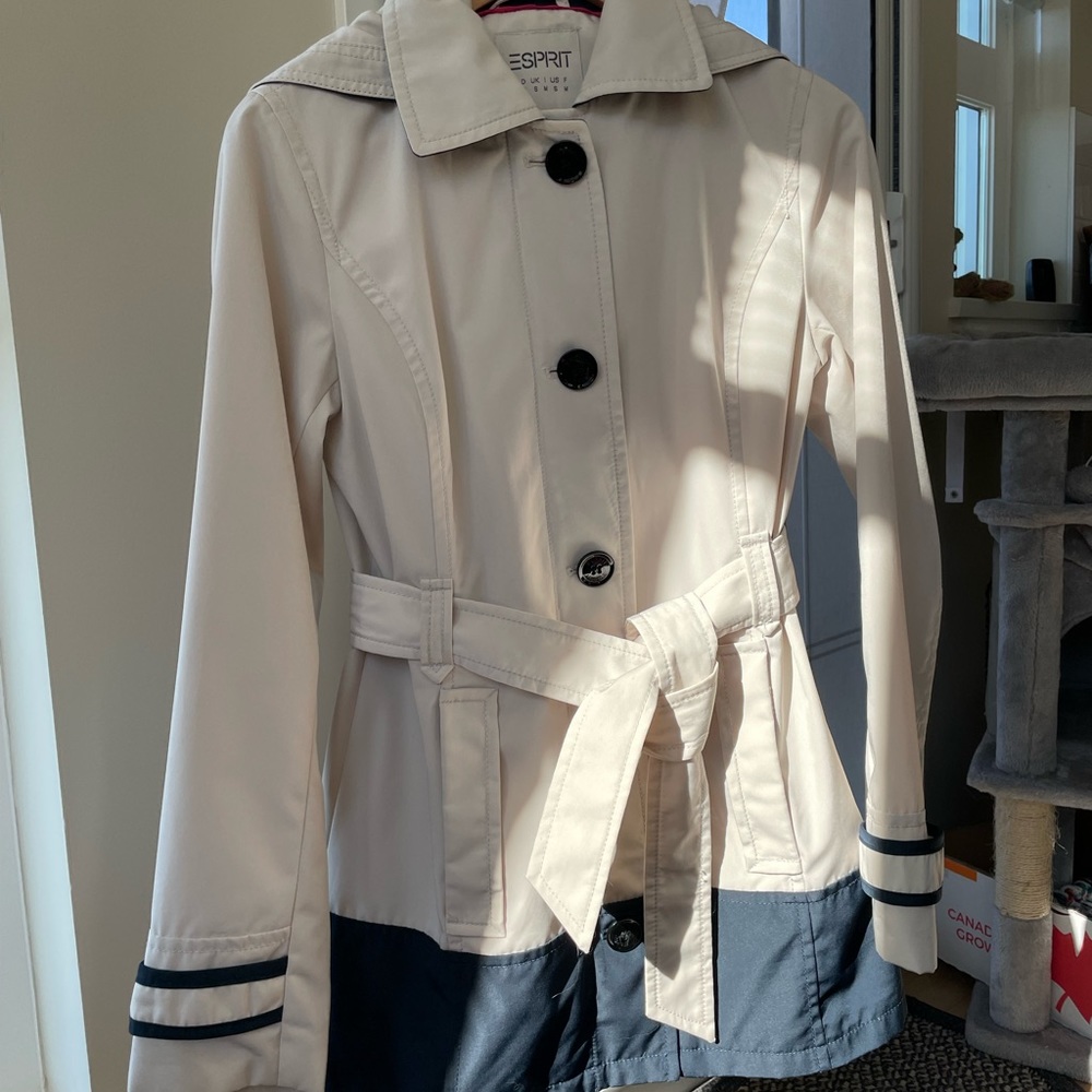 Esprit Light Jacket - Picture 2 of 8